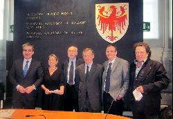 Der Vorstand des Kuratoriums mit Bautenressortchef Josef March,
